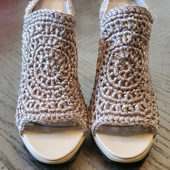 Size 8 womens knit heels. NWOT. - Picture 2 of 5